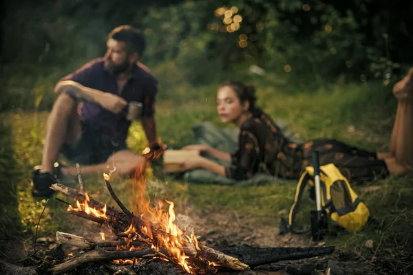 Pár tajemství fantazie. Plamen hoří oheň a rozmazané muž žena relaxovat na přírodu — Stock fotografie
