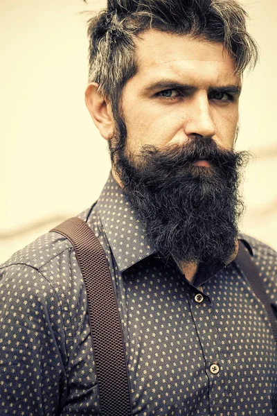 Элегантный человек в костюме. Красавчик с бородой — стоковое фото
