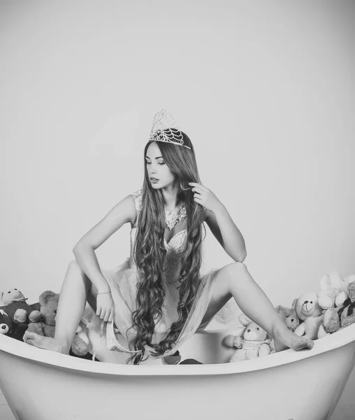 Moda modeli kadın fece kapatın. Mutlu duygu ile kadın yüz. Banyo küveti gri arka plan üzerinde oturan kız. — Stok fotoğraf