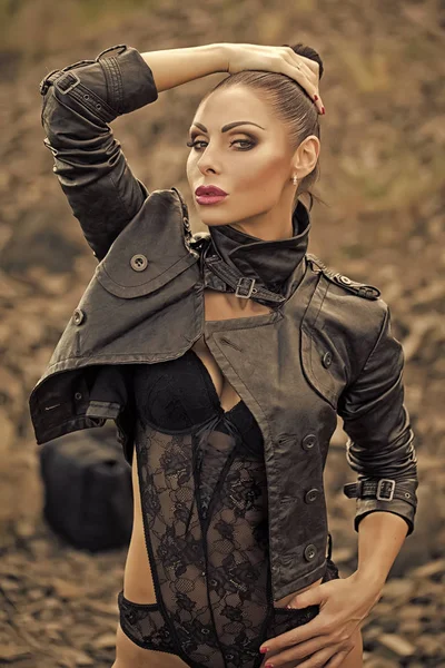 Moda modeli kadın fece kapatın. Mutlu duygu ile kadın yüz. Dalgın kadın iç çamaşırı