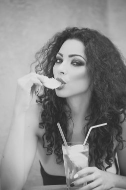 Moda modeli kadın fece kapatın. Mutlu duygu ile kadın yüz. Mojito tutan şirin kadın portresi