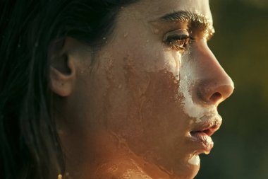 Moda modeli kadın fece kapatın. Mutlu duygu ile kadın yüz. Cilt Bakımı ve yüz maskesi. Genç güzel kadın Cilt Bakımı.