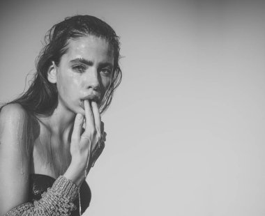 Kadın yüzü. Kızlar etkileyen konular. Güzellik ve moda, sugaring. Bal doğal organik yüz maskesi. Bal tatlı veya nektar kadının yüzünde. Diyet sağlıklı mükemmel cilt ve cilt bakımı tedavisi. Kadın