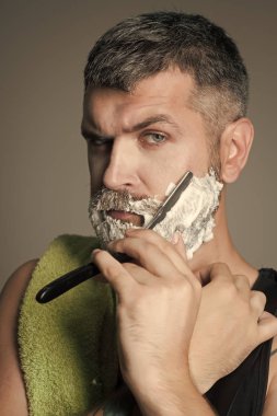 Yakışıklı adam yüz. Sakal ve bıyık jilet ve tıraş fırçası ile adamım.