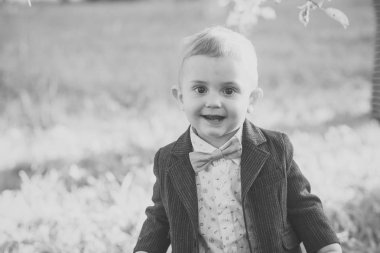 Mutlu bir çocukluk eğleniyor. Çocuk gülümseme papyon ile yaz gününde, tatil