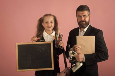 Mutlu bir çocukluk eğleniyor. Sınıf ve alternatif eğitim kavramı. Öğretmen ve öğrenci