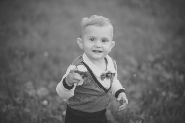 Mutlu bir çocukluk eğleniyor. Sağlık, sağlık, sağlıklı beslenme