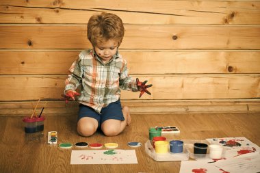 Mutlu bir çocukluk eğleniyor. Hayal gücü, yaratıcılık ve Özgürlük kavramı