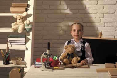 Çocuklar oynarken - mutlu oyun. Geri okul ve çocukluk kavramına. Gurur yüz ile kız öğrenci