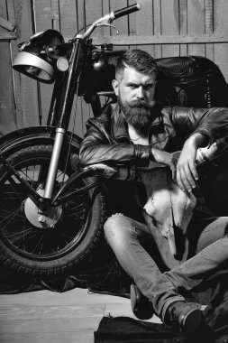 Erkek yüz. Çocuk etkileyen konular. Sakallı adam hipster motorcu