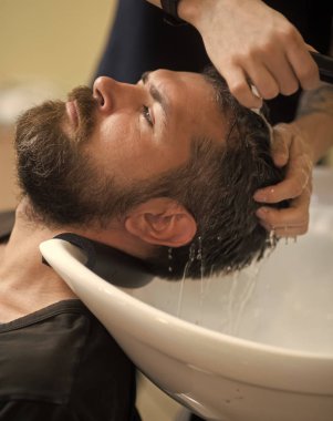 Erkek yüz. Çocuk etkileyen konular. Hipster ciddi bir yüz berber, yeni teknoloji ile.