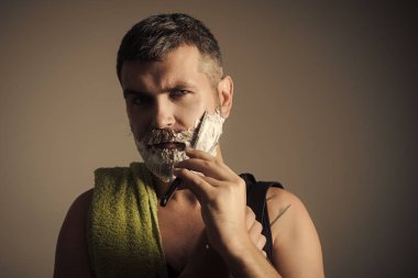 Adam yakışıklı bir yüz. Berber ve Kuaför.