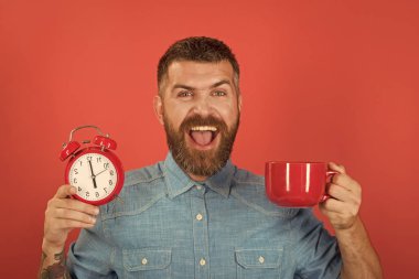 Adam yakışıklı bir yüz. hipster süt Kupası ile zaman.