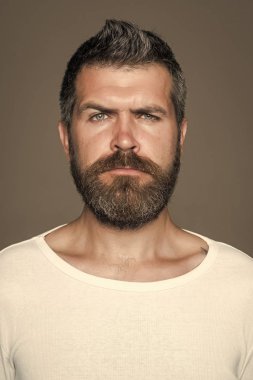 Adam yakışıklı bir yüz. Hipster ciddi bir yüz ile.