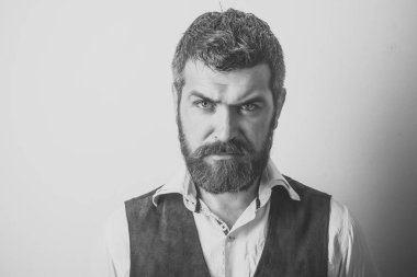 Adam ciddi duygu ile. Kuaför moda ve güzellik.