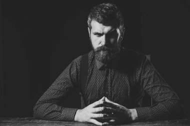 Adam ciddi duygu ile. Yöneticisi üzerinde ciddi bir yüz sakallı.