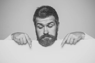 Erkek Bakım iyileştiriyor. Adam ya da gri arka plan üzerinde sakallı adam.