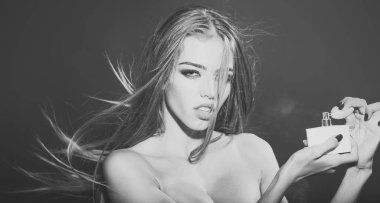 Şehvetli kadın vücut. Kadın parfüm