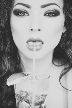 Seksi kadın. Çekici Bayan içme mojito