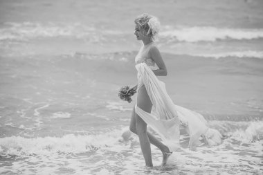 Sahilde şehvetli güzel gelin