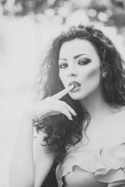 Kadın yüz güzellik. Açık kıvırcık saçlı kadın