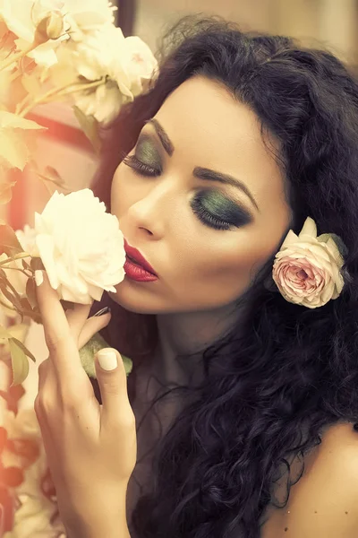 Cara femenina. Problemas que afectan a las niñas. Retrato de mujer atractiva con flor en el cabello —  Fotos de Stock