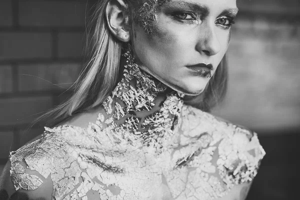 Kadın yüzü. Kızlar etkileyen konular. Cadılar Bayramı makyaj, Sima