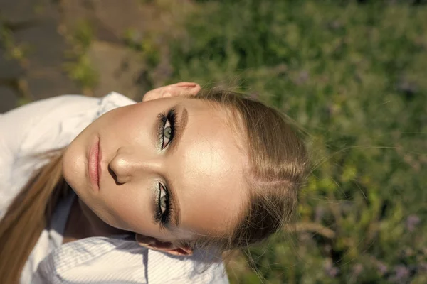 Dívka, pohon. Problémy čelit dívky. Dívka s make-up na obličej kůži, pohled shora — Stock fotografie