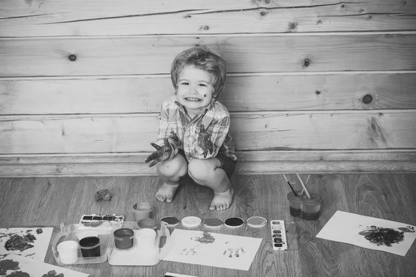 Šťastné dítě baví. Umění a řemesla — Stock fotografie