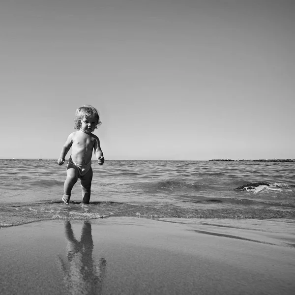 Szczęśliwe dziecko zabawy. Chłopczyk, chodzenie na morze — Zdjęcie stockowe