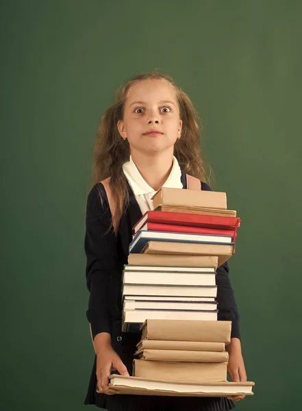 Glückliches Kind, das Spaß hat. Zurück zum Schul- und Hausaufgabenkonzept. Mädchen im Klassenzimmer — Stockfoto