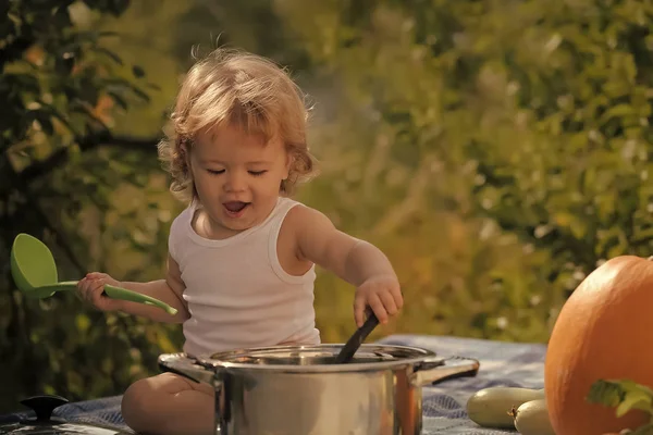 Lycklig unge ha kul. Funny baby pojke med grönsaker — Stockfoto