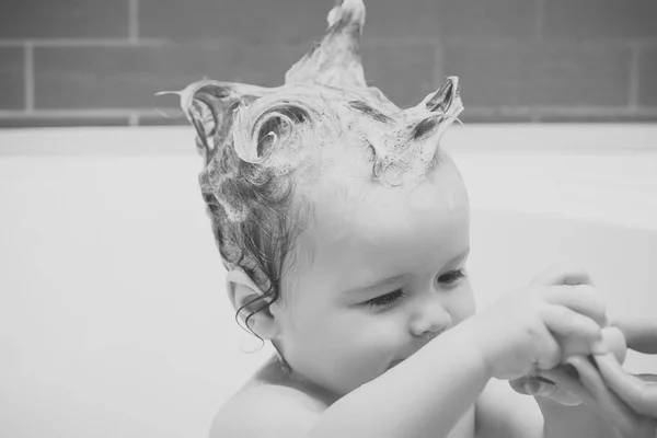 Ευτυχισμένο παιδί διασκεδάζοντας. Αρσενικό παιδί με βρεγμένα μαλλιά στο μπάνιο — Φωτογραφία Αρχείου