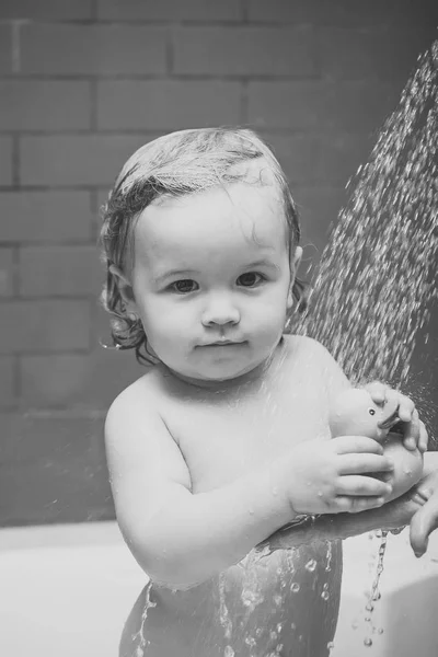 子供 enyoj 幸せな日。シャワーでアヒルの子児 — ストック写真