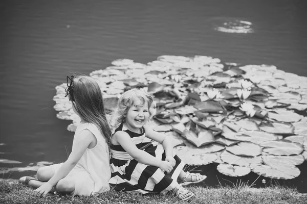 Niños jugando - juego feliz. Germinación y crecimiento —  Fotos de Stock