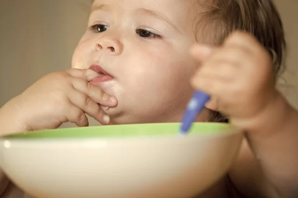 子供のプレー - 幸せなゲーム。食べることの小さな男の子の肖像画 — ストック写真