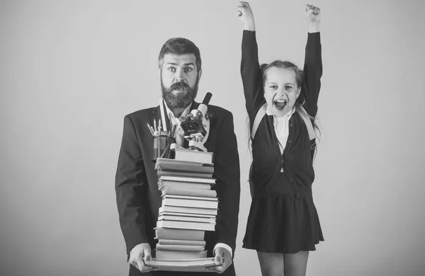 Niños jugando con juguetes. El niño y el tutor tienen una gran pila de libros. Educación —  Fotos de Stock