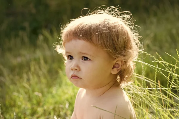 Les enfants jouent avec des jouets. Garçon heureux sur herbe verte — Photo