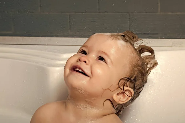 Crianças Brincando Com Brinquedos Pequeno Menino Bonito Feliz Sentado Banheiro — Fotografia de Stock