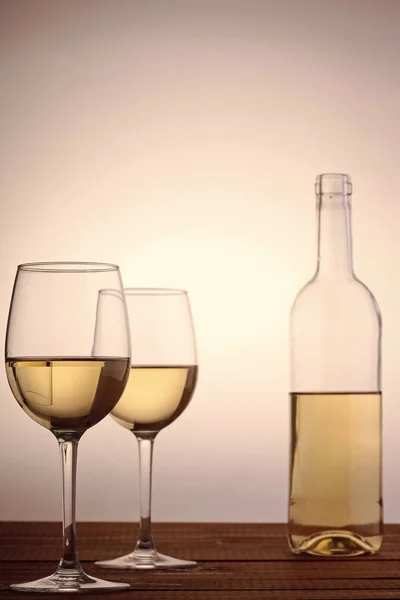 Fles en bril met witte wijn — Stockfoto