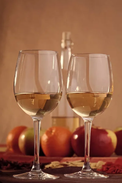 Par de vasos con botella y frutas — Foto de Stock