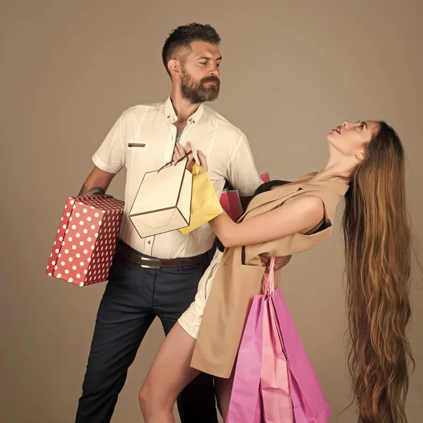 Casal apaixonado beijando, menino e menina. compras e venda, casal feliz no amor segurar saco de compras . — Fotografia de Stock