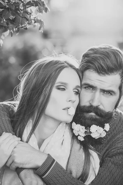 Прелюдия - влюбленная пара. Девушка и мужчина с цветами на бороде — стоковое фото