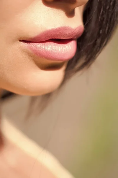 Ομορφιά πρόσωπο γυναίκας. Κοντινό πλάνο γυναικεία χείλη — Φωτογραφία Αρχείου
