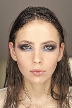 Kadınlar cilt bakımı yüz. Portre kadın yüzüne senin advertisnent. Model parlak göz gölgeler ile makyaj, makyaj. Kadın glamour bakışla, makyaj makyaj