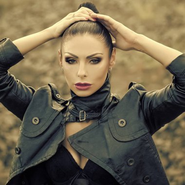 Kadınlar cilt bakımı yüz. Portre kadın yüzüne senin advertisnent. Bisikletçinin ceket Bayan