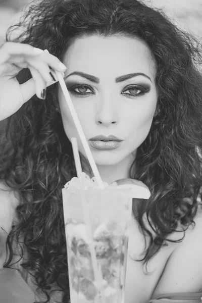 Women face skin care. Portrait women face in your advertisnent. Sexy girl with mojito — Stock Photo, Image