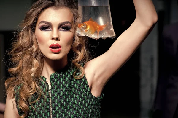 여자 얼굴 피부 관리. 당신의 advertisnent에 세로 여자 얼굴입니다. 비닐 봉투에 있는 황금 물고기와 관능적인 여 자가 — 스톡 사진