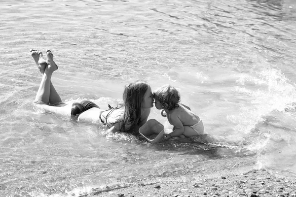 물에서 자녀와 어머니 — 스톡 사진