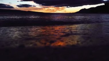 Güzel gün batımı okyanus üzerinde. Sahilde güzel gökyüzü günbatımı.